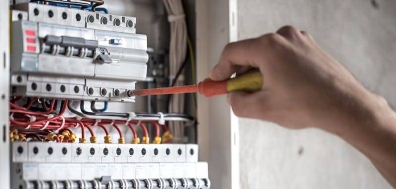 Rozdzielnica elektryczna z aparaturą modułową i obwodami